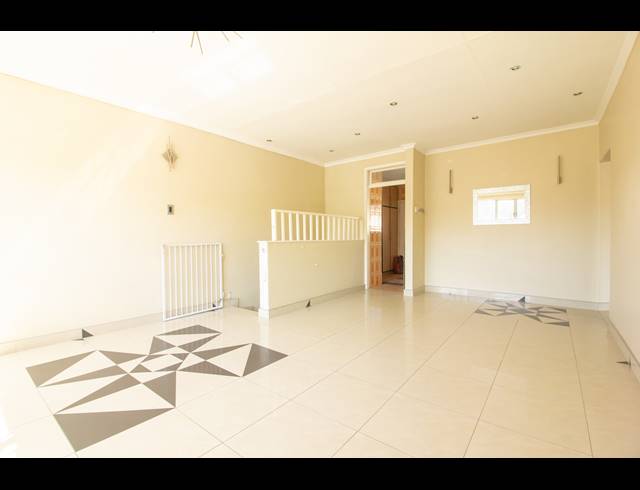 190M² BUILDING FOR SALE IN ARENA PARK